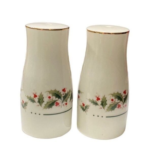 Vtg Yuletide White and Holly Berry & gold trim Christmas Salt and Pepper Shakers - Picture 2 of 9
